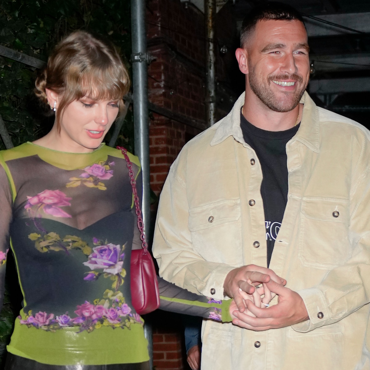 Taylor Swift และ Travis Kelce กลับมารวมตัวกันที่ Rhode Island ระหว่างพักทัวร์