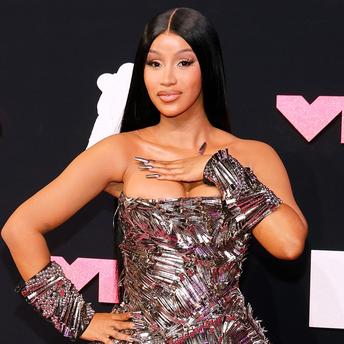 Cardi B เผยว่าเธอค้นพบได้อย่างไรว่าเธอตั้งท้องลูกคนที่ 3