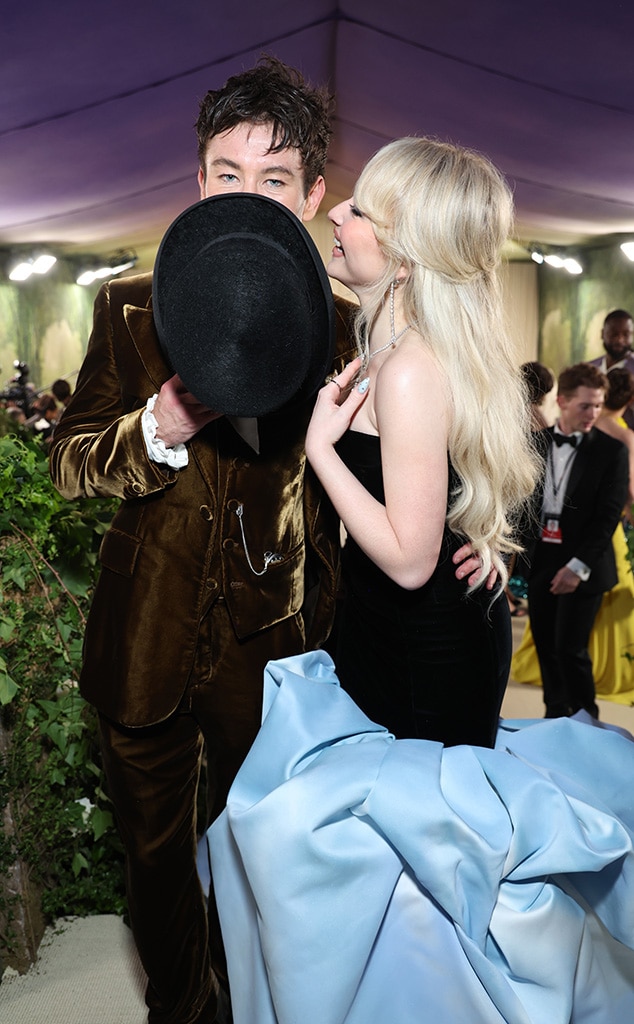 Sabrina Carpenter แสดงความคิดเห็นที่ไม่ค่อยพบเห็นเกี่ยวกับแฟนหนุ่ม Barry Keoghan