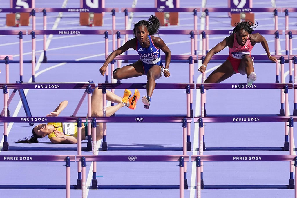 Noah Lyles sai da corrida em cadeira de rodas após ganhar bronze com COVID