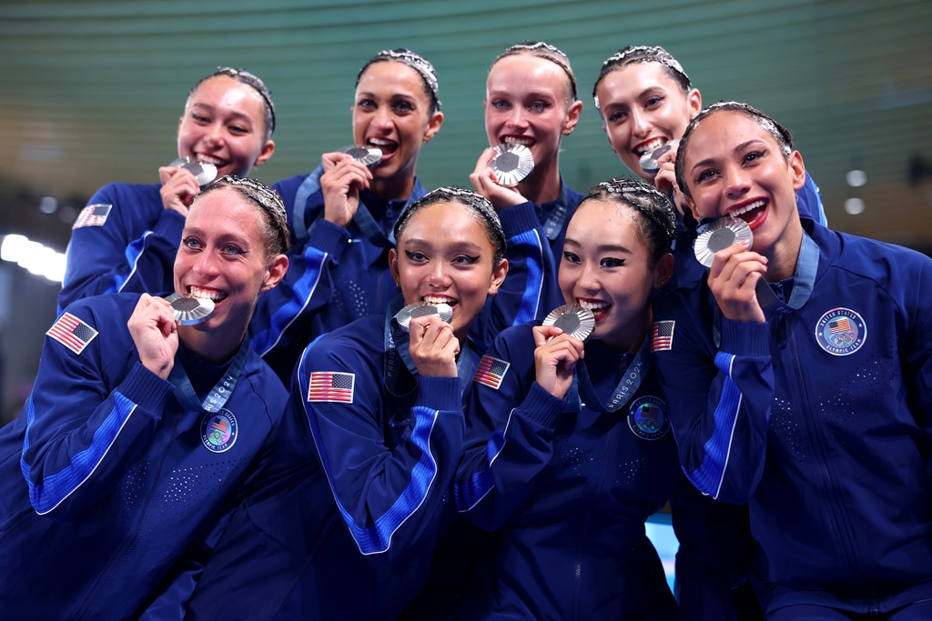 Tauchen Sie ein in die Haar- und Make-up-Geheimnisse dieser olympischen Kunstschwimmer