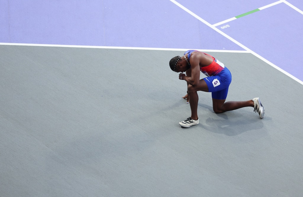 Noah Lyles se retira de los Juegos Olímpicos de 2024 tras ser diagnosticado con COVID