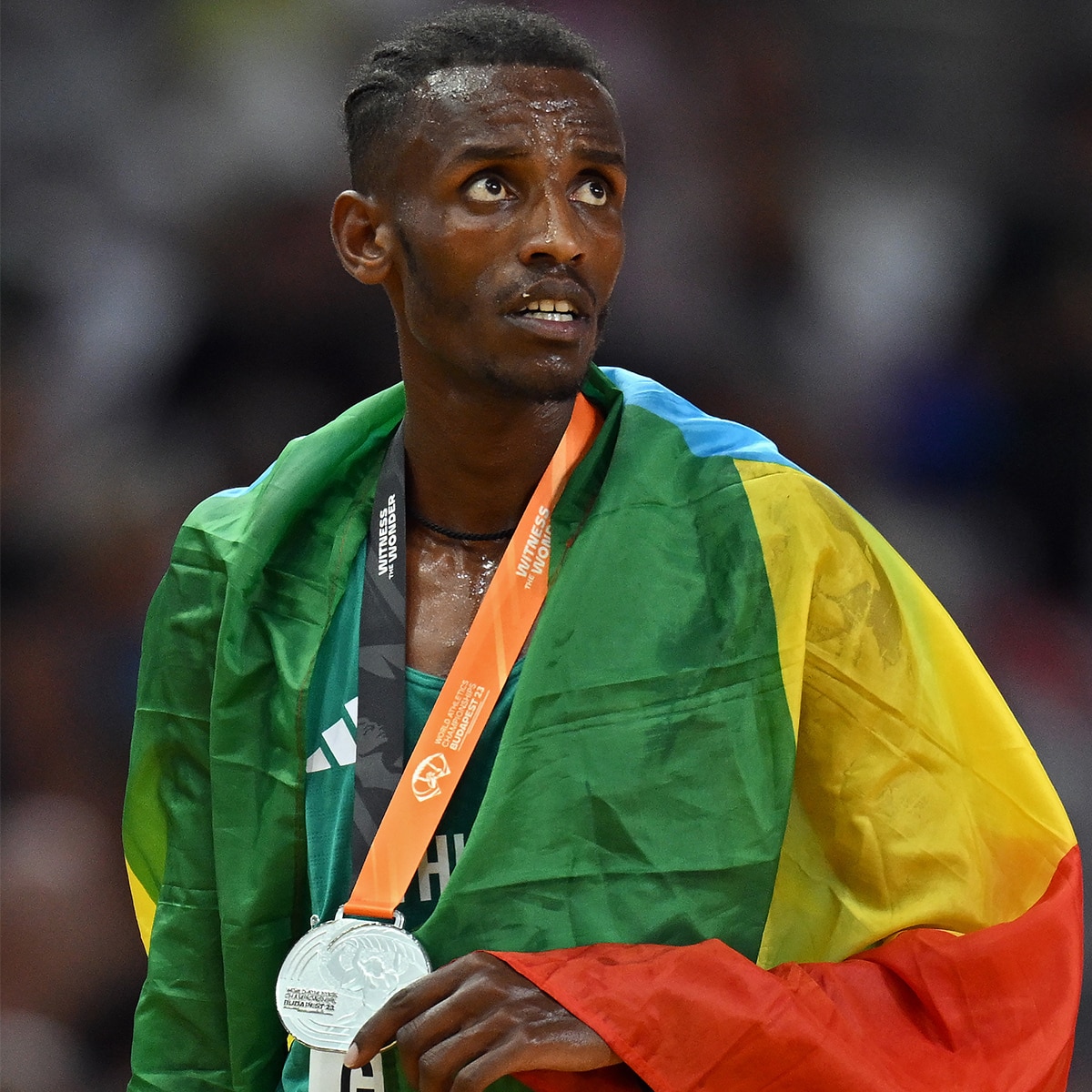 O atleta olímpico Lamecha Girma foi retirado da pista em uma maca após uma queda assustadora