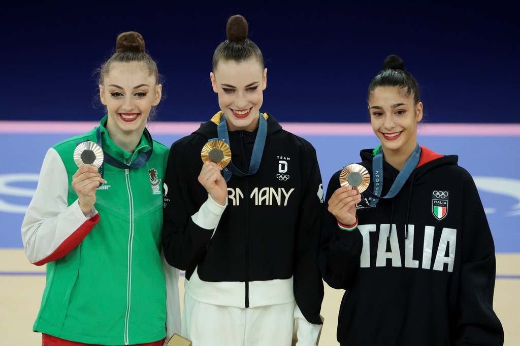 Blättern Sie durch die Unterschiede zwischen künstlerischer und rhythmischer Sportgymnastik bei den Olympischen Spielen