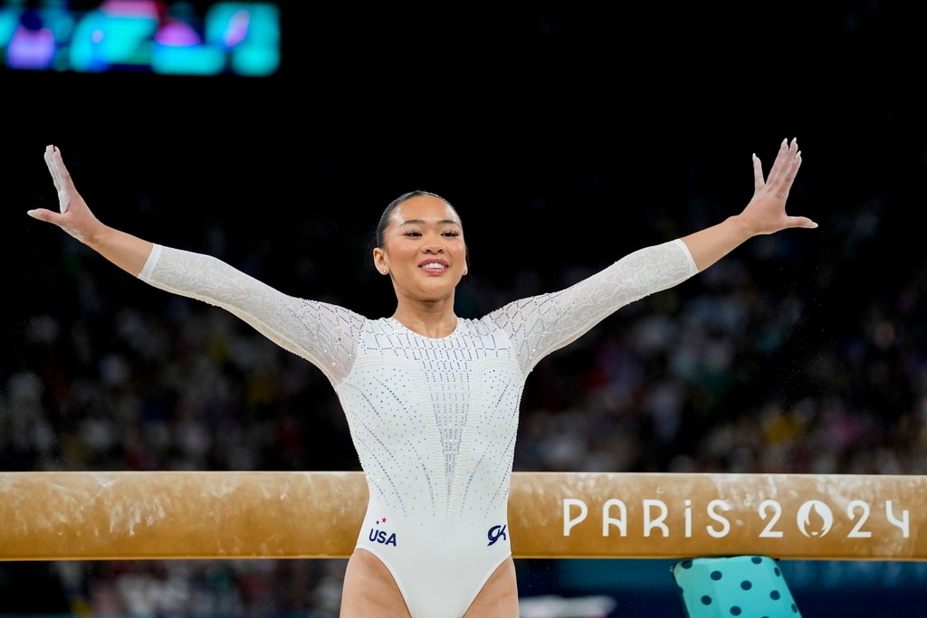 Die olympische Turnerin Suni Lee erklärt, warum sie vom Schwebebalken gefallen ist