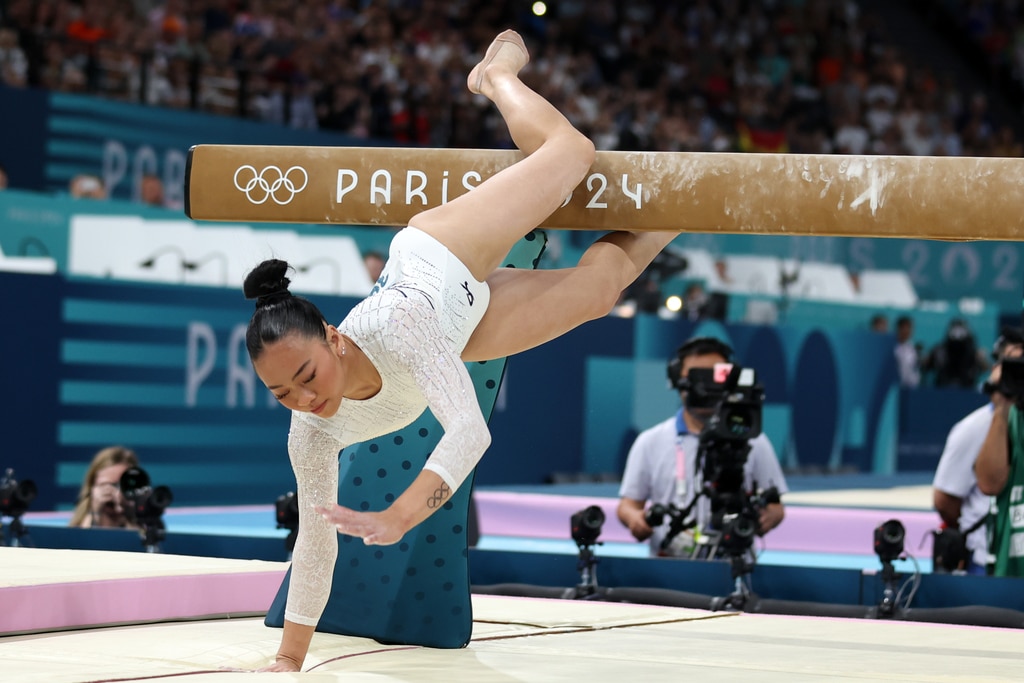 La gimnasta olímpica Suni Lee explica por qué se cayó de la barra de equilibrio