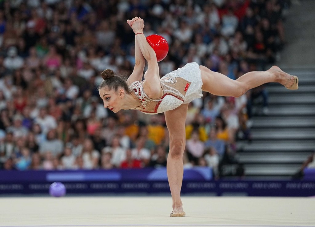 Blättern Sie durch die Unterschiede zwischen künstlerischer und rhythmischer Sportgymnastik bei den Olympischen Spielen