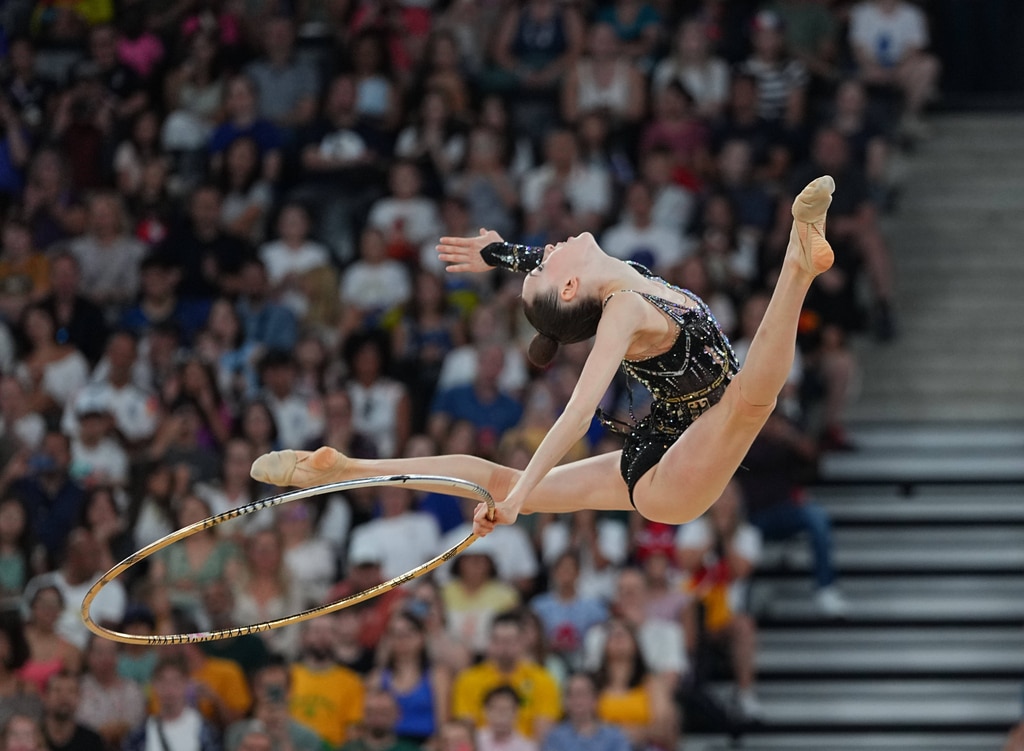 Blättern Sie durch die Unterschiede zwischen künstlerischer und rhythmischer Sportgymnastik bei den Olympischen Spielen