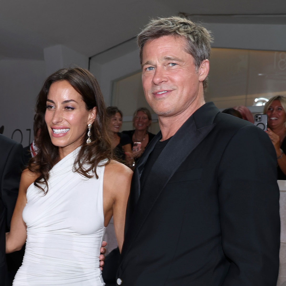 Brad Pitt e sua namorada Ines de Ramon fazem estreia no tapete vermelho