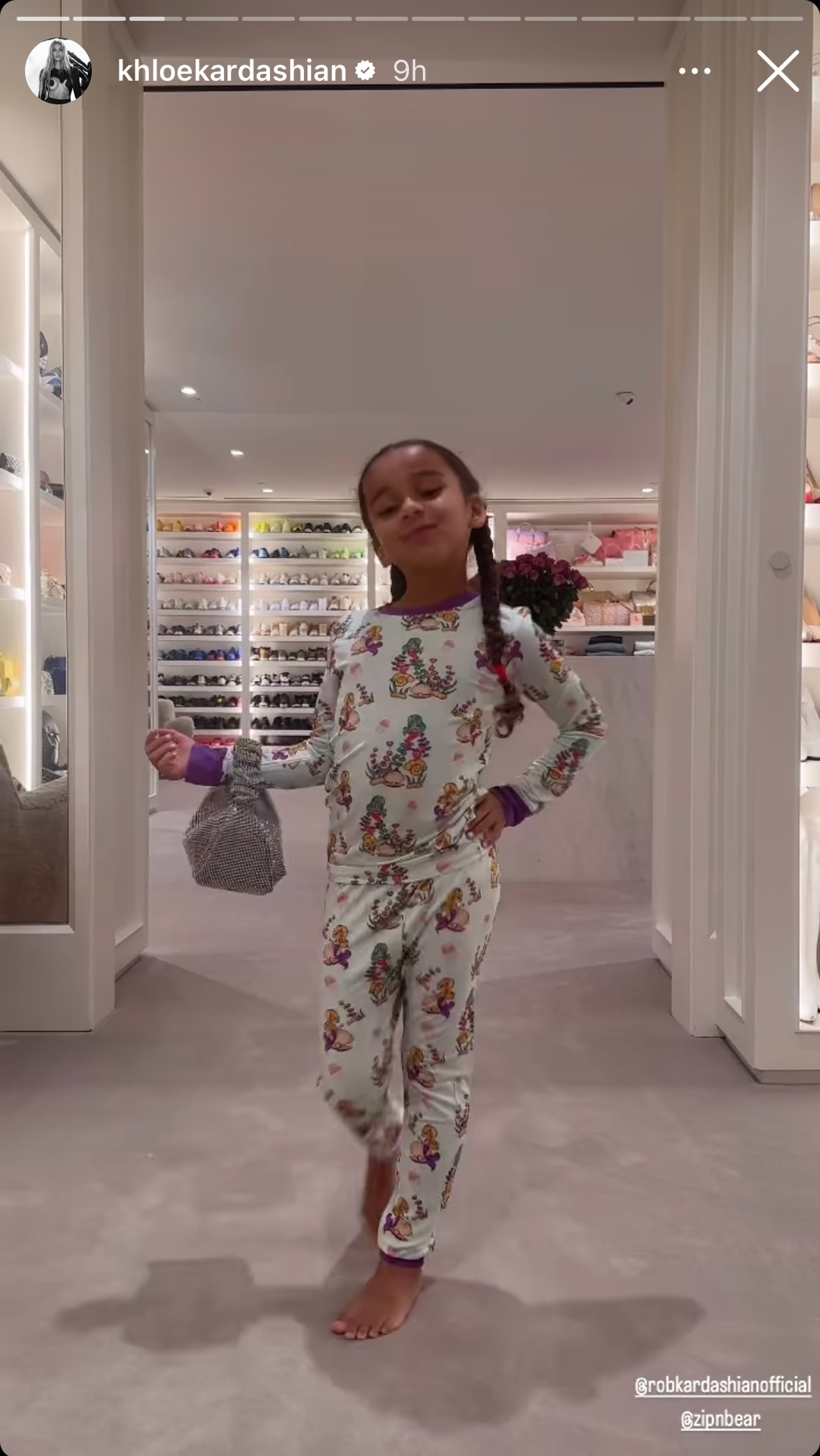 A filha de Khloe Kardashian se relaciona com o sonho do primo em um vídeo fofo