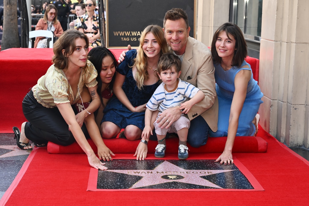 Ewan McGregor y su esposa Mary Elizabeth Winstead llegan a la alfombra roja con 4 hijos