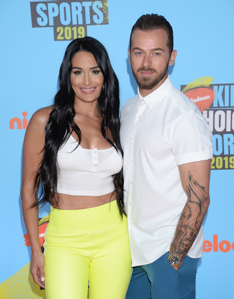 Artem Chigvintsev responde depois que Nikki Garcia diz que ele a atacou