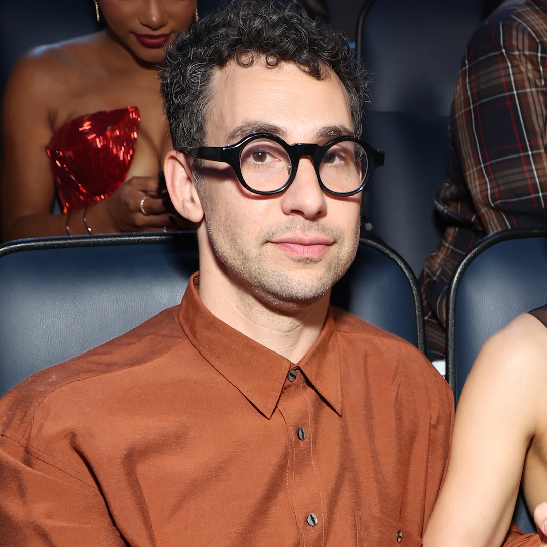 Jack Antonoff Has Pitch Perfect Response to Rumor He Put in Earplugs During Katy Perry’s VMAs Performance – E! Online Jack Antonoff Has Pitch Perfect Response to Rumor He Put in Earplugs During Katy Perry’s VMAs Performance – E! Online