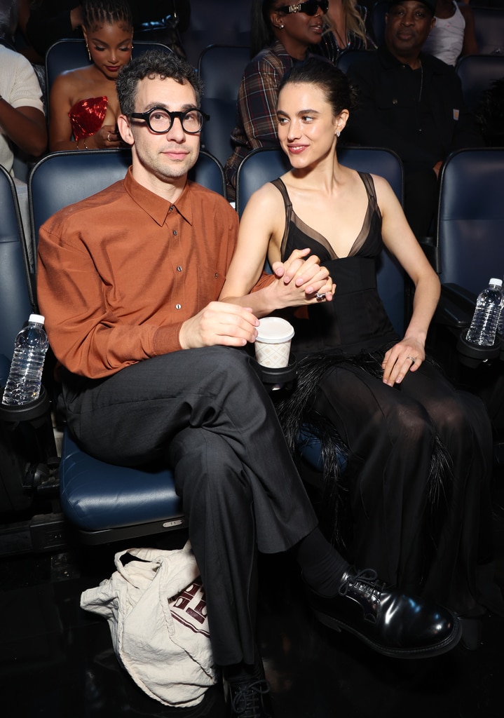 Margaret Qualley อธิบายเรื่องโกหกของสามี Jack Antonoff ต่อ Adam Sandler