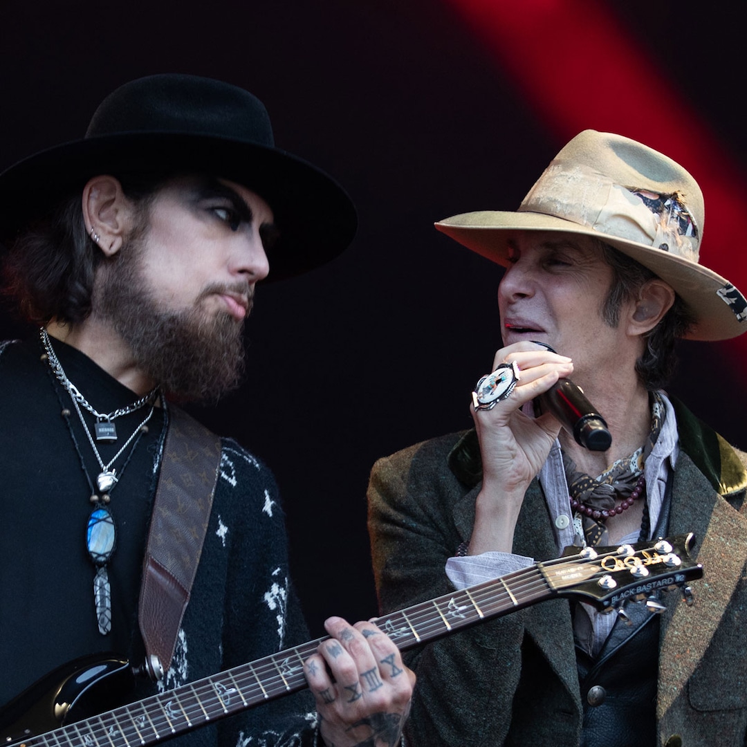 Perry Farrell’s Wife Defends Jane’s Addiction Singer After His Onstage Altercation With Dave Navarro – E! Online Perry Farrell’s Wife Defends Jane’s Addiction Singer After His Onstage Altercation With Dave Navarro – E! Online