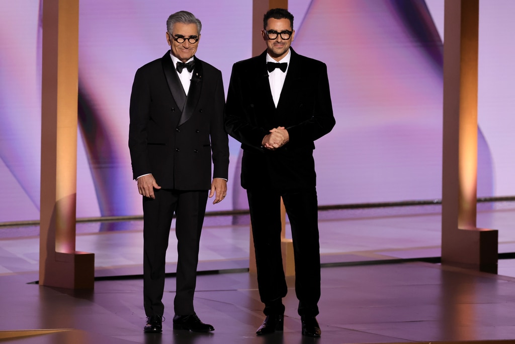 Os apresentadores do Emmy, Dan Levy e Eugene Levy, imploram que você diga o sobrenome corretamente