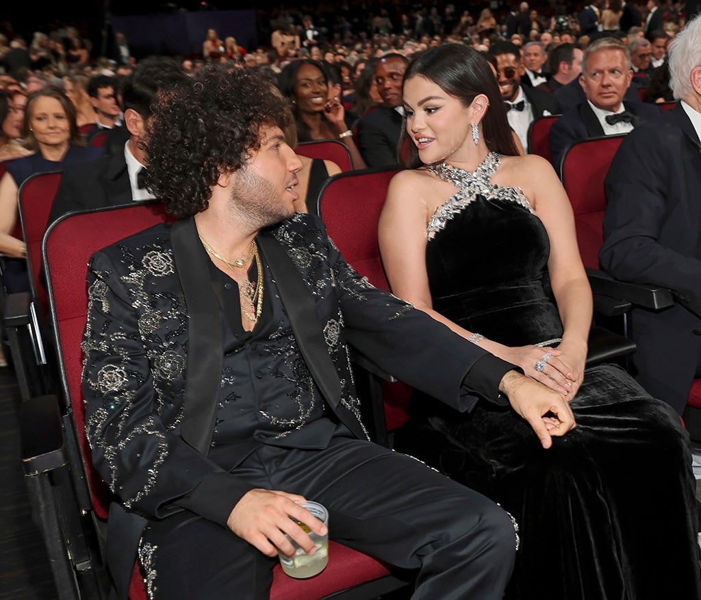 ภายใน Benny Blanco และ PDA-Filled Emmys Date Night ของ Selena Gomez