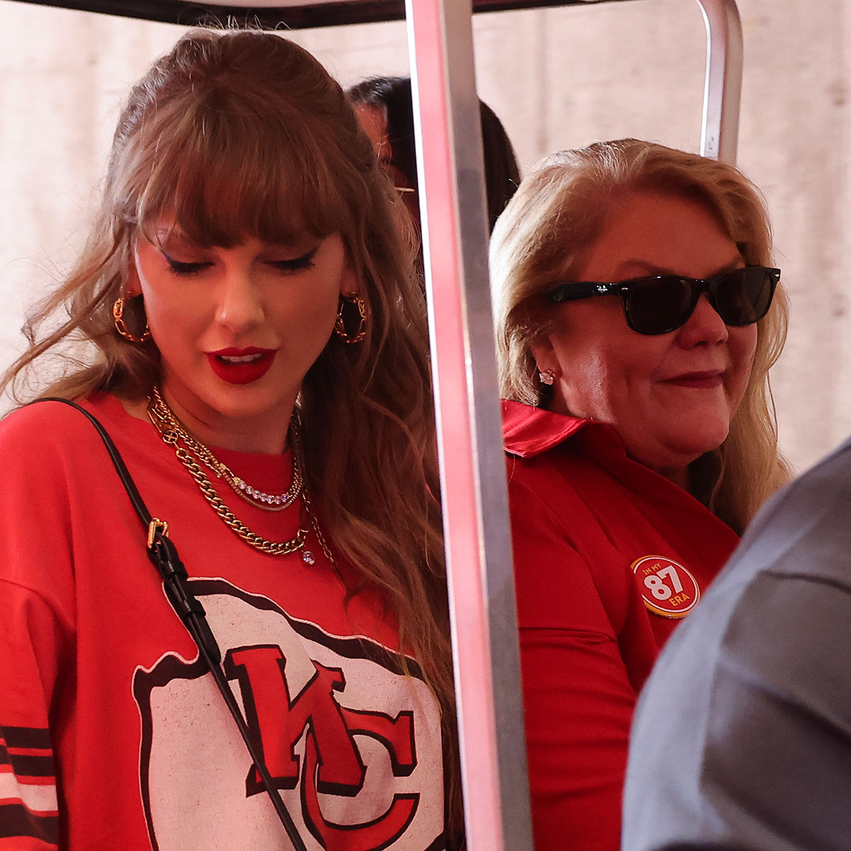 Taylor Swift’s Mom Wears Sweet Tribute to Travis Kelce at Chiefs Game