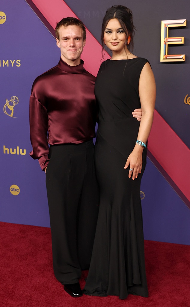 2024 Emmys: คู่รักทุกคู่เปลี่ยนพรมแดงให้เป็นค่ำคืนแห่งการเดต