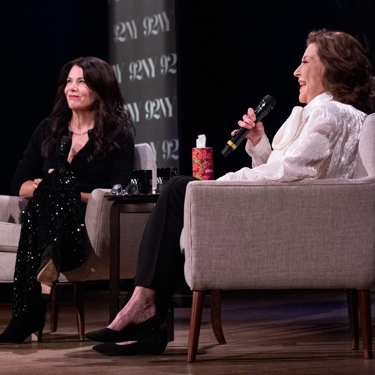 Lauren Graham của Gilmore Girls gây bất ngờ cho Kelly Bishop trong Cuộc hội ngộ ngọt ngào