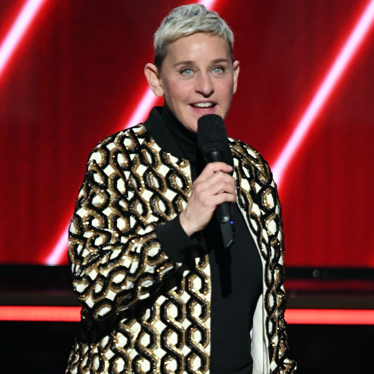 Ellen DeGeneres aborda escândalo no local de trabalho no especial final de comédia