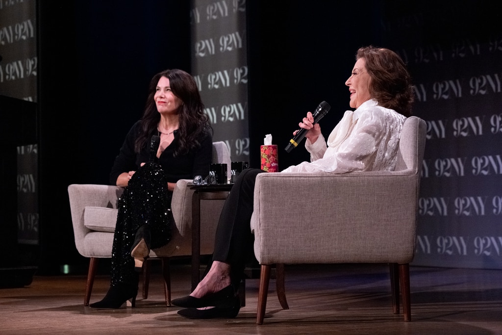 Lauren Graham von den Gilmore Girls überrascht Kelly Bishop in „Sweet Reunion“.