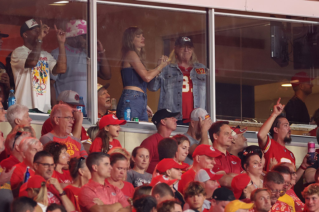 Donna Kelce, Taylor Swift, Kansas City Chiefs Game, 2024