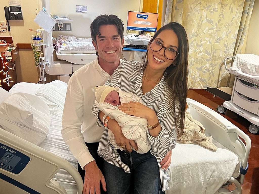 Olivia Munn ve John Mulaney 2 Nolu Bebeğe Hoş Geldiniz