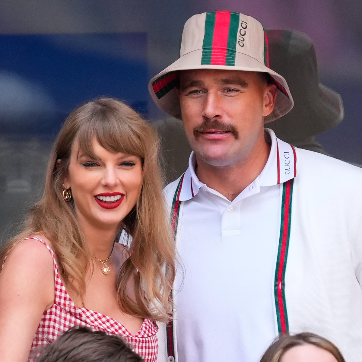 พ่อของ Taylor Swift รู้สึกอย่างไรเกี่ยวกับ Travis Kelce ตาม Seatmate