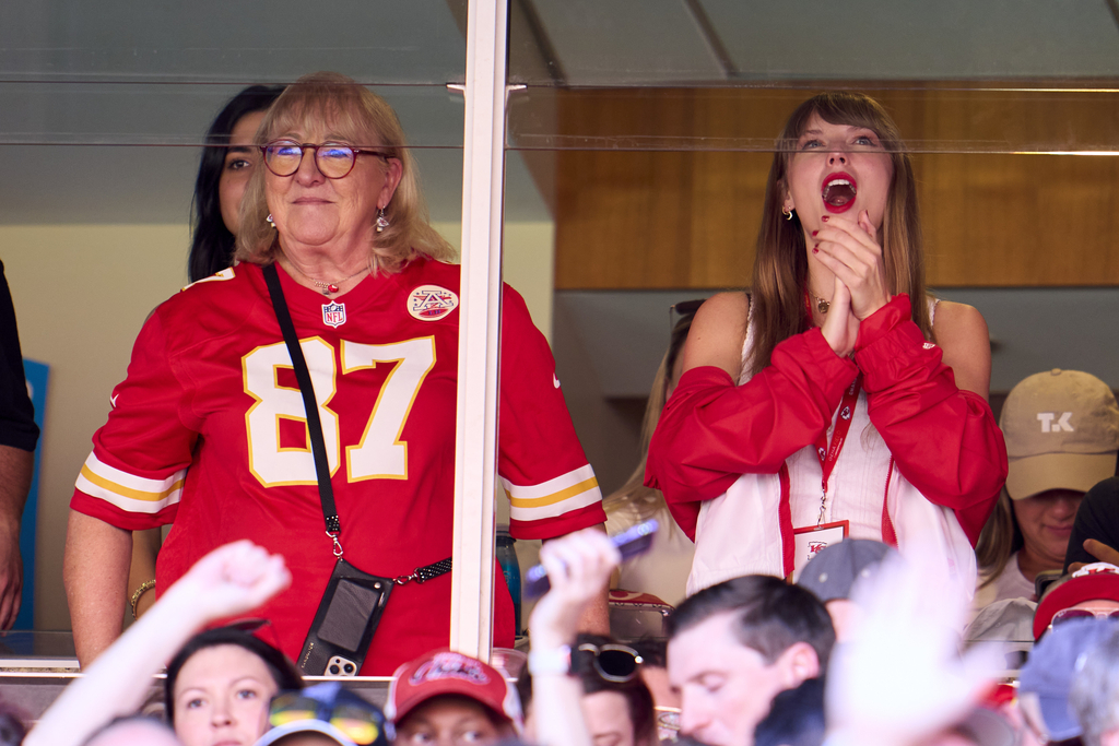 Donna Kelce, Taylor Swift