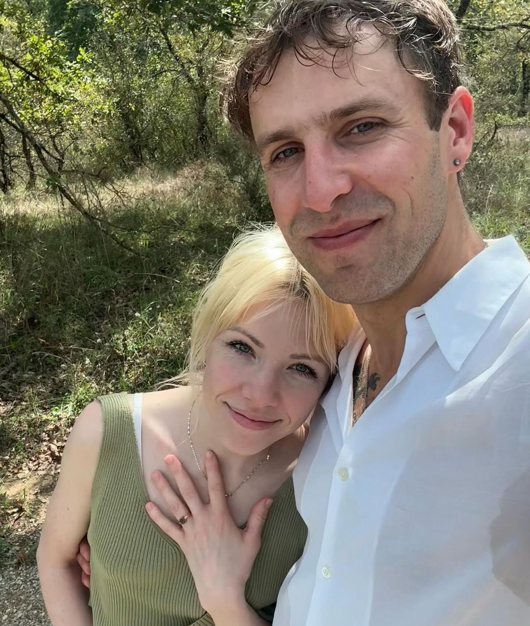 Carly Rae Jepsen comprometida con el productor Cole MGN: Vea su anillo