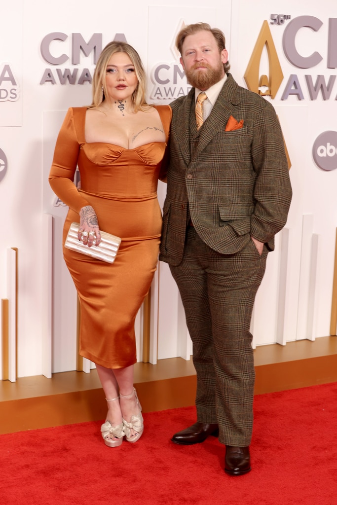 Elle King compartilha atualizações sobre seu relacionamento com o pai Rob Schneider