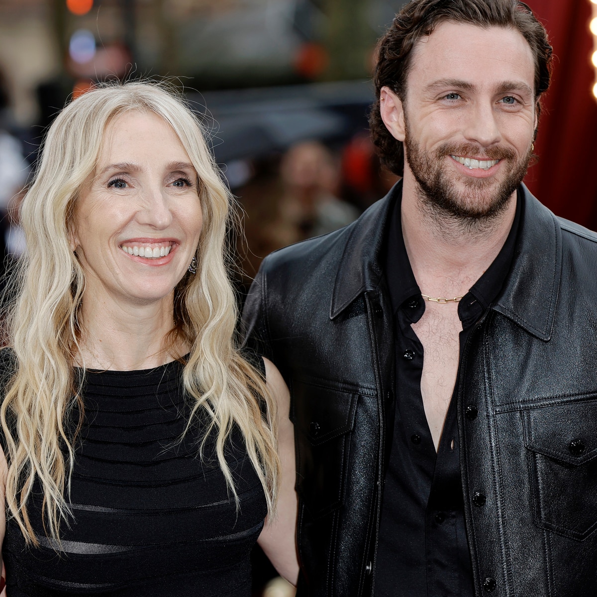 Aaron Taylor-Johnson โชว์กล้ามหน้าท้องของเขาในภาพกับภรรยา Sam Taylor-Johnson