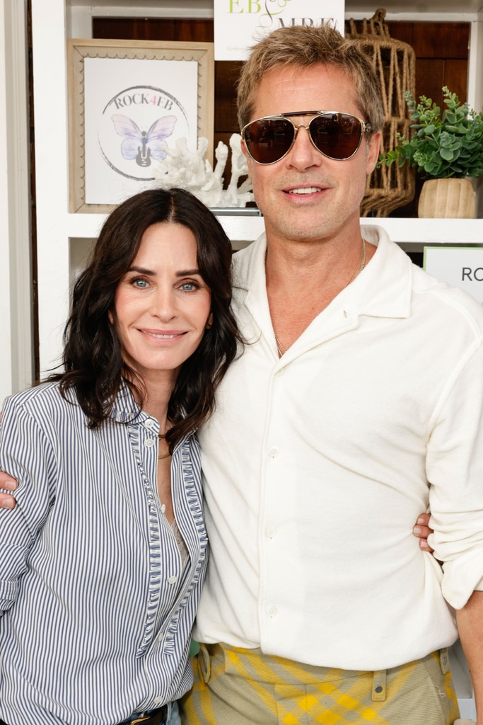 Jennifer Anistons Ex Brad Pitt trifft sich auf einem Foto wieder mit Courteney Cox