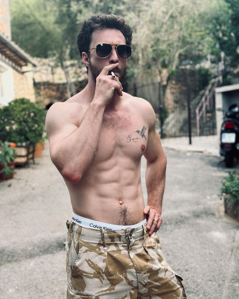 Aaron Taylor-Johnson Karısı Sam Taylor-Johnson'la Fotoğrafta Karın Kaslarını Gösteriyor