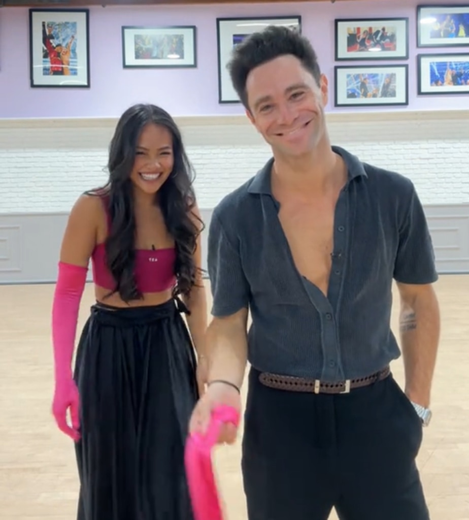 Sasha Farber ของ DWTS เลิกคิ้วพร้อมแสดงความคิดเห็นอย่างเจ้าชู้กับ Jenn Tran