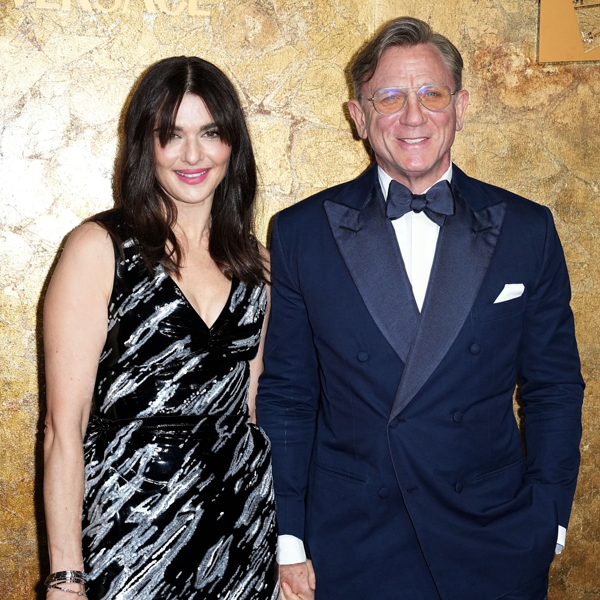 Daniel Craig i Rachel Weisz zwracają na siebie uwagę odważnymi stylizacjami z paryskiego tygodnia mody