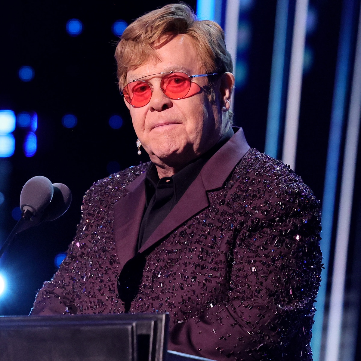 Elton John, "Şiddetli" Göz Enfeksiyonunun Kendisini Sınırlı Görüşe Bıraktığını Paylaştı