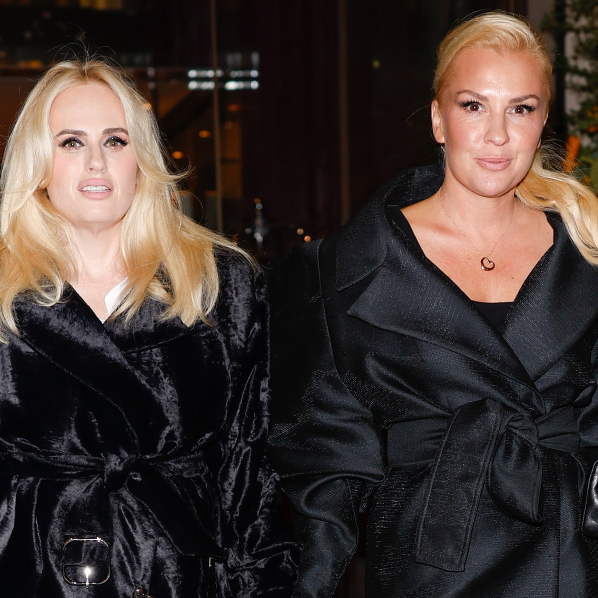 Rebel Wilson e Ramona Agruma fazem estreia casada na Paris Fashion Week