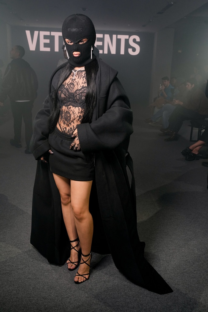 Kylie Jenner, Paris Moda Haftası Modellik Çantasının İçine Bir Bakış Paylaştı