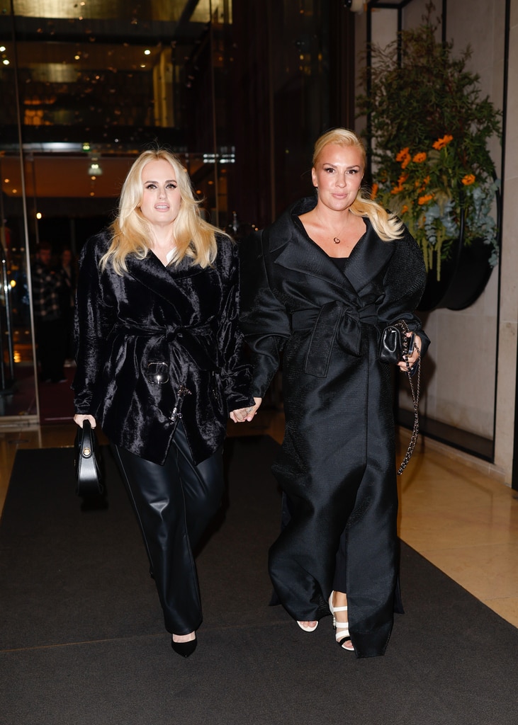 Rebel Wilson และ Ramona Agruma เปิดตัวแต่งงานครั้งแรกที่ Paris Fashion Week