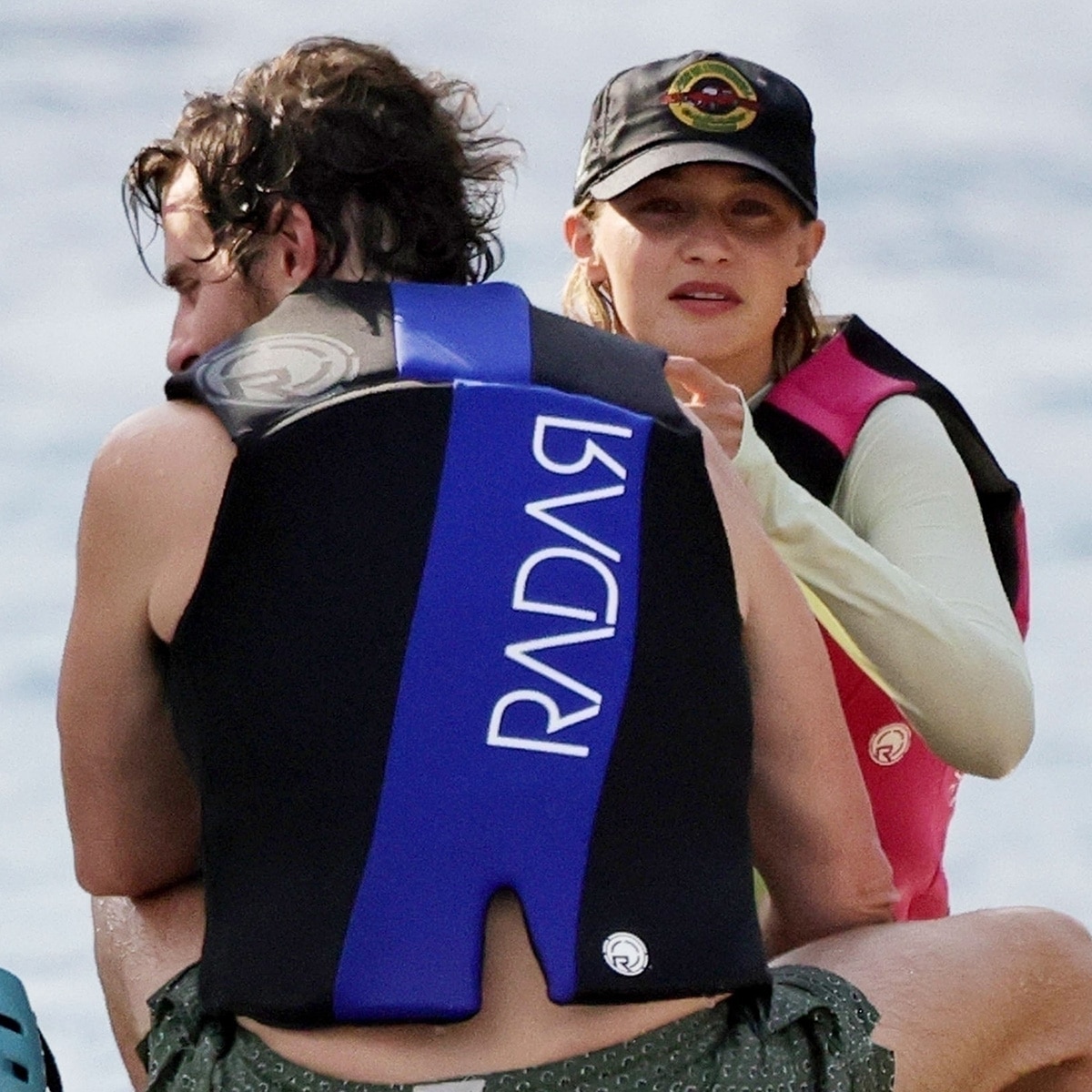 Gigi Hadid y Bradley Cooper muestran su dulce PDA en un yate en Italia