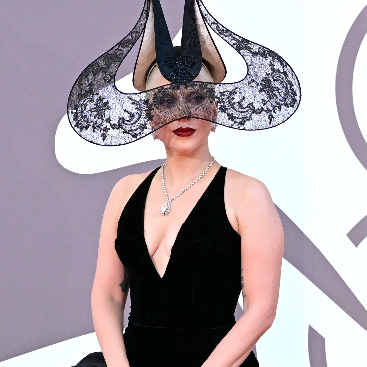 O capacete intrincado de cair o queixo de Lady Gaga é a ilusão perfeita