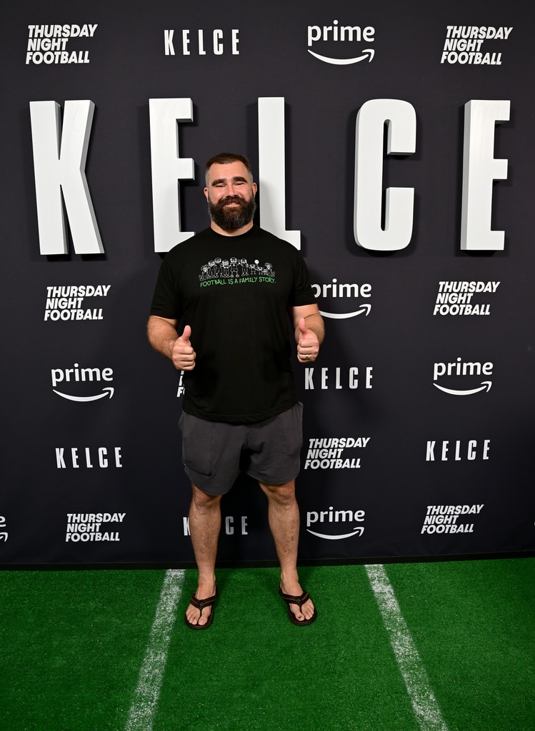 Jason Kelce trêu chọc khoảnh khắc tương lai "vui nhộn" với những chú mèo của Taylor Swift