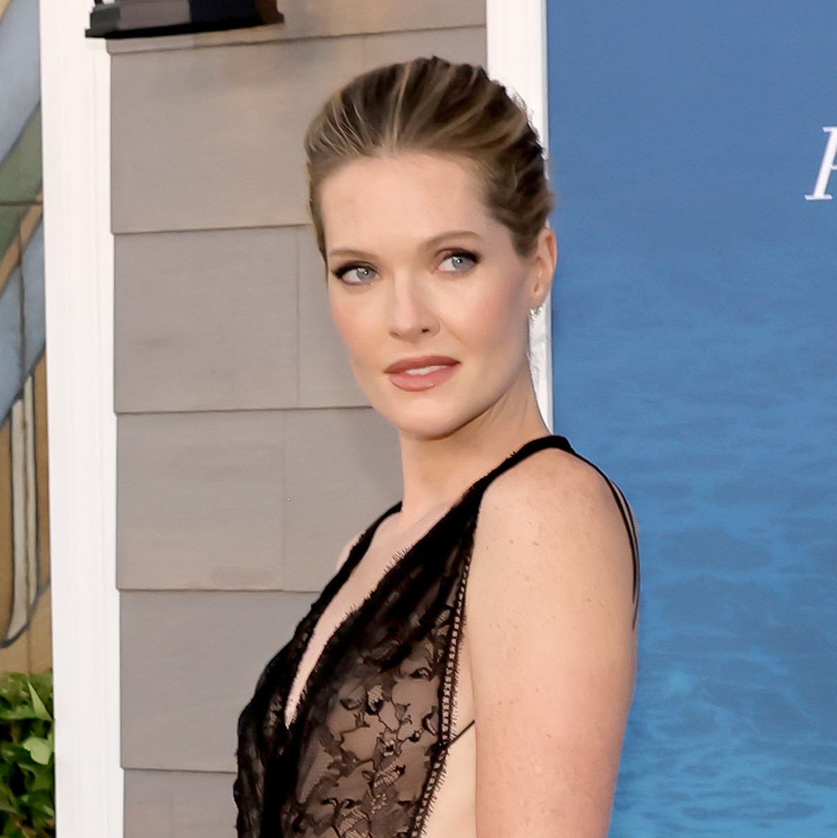 Meghann Fahy, da White Lotus, estreia look de lingerie transparente no tapete vermelho