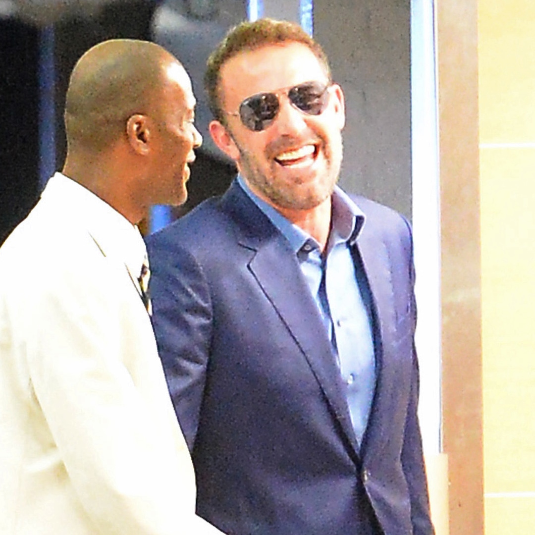 Ben Affleck Flashes Huge Smile in Los Angeles Same Day Jennifer Lopez Attends Red Carpet in Toronto – E! Online Ben Affleck Flashes Huge Smile in Los Angeles Same Day Jennifer Lopez Attends Red Carpet in Toronto – E! Online
