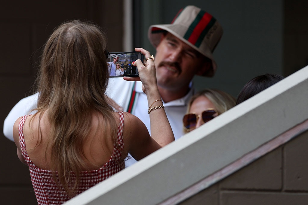 Travis Kelce y Taylor Swift reaccionan cuando Jason Kelce menciona sus "T-ts"