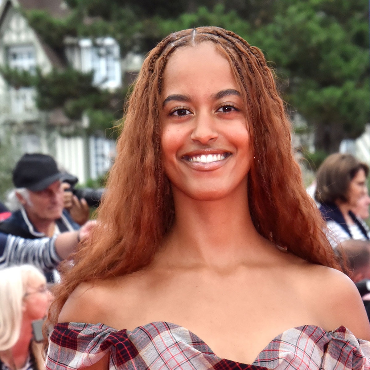 Malia Obama hace una rara aparición en la alfombra roja de Francia