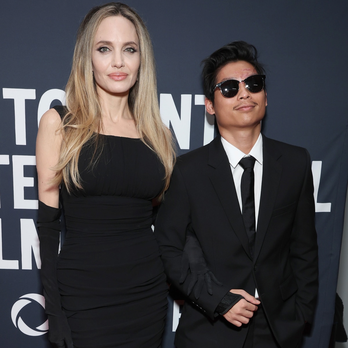 Angelina Jolie và Son Pax xuất hiện trên thảm đỏ sau tai nạn