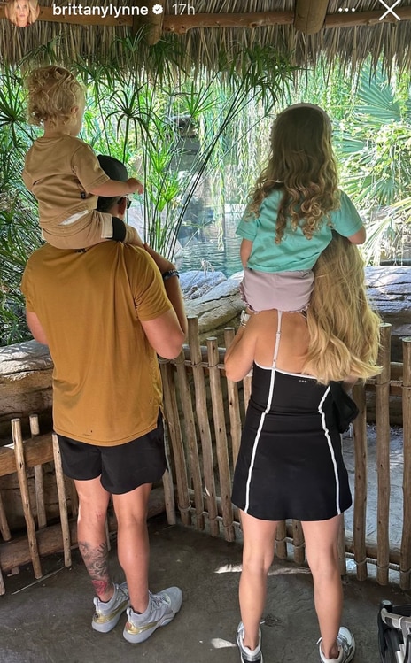 A grávida Brittnay Mahomes detalha o dia do zoológico com crianças e Patrick Mahomes